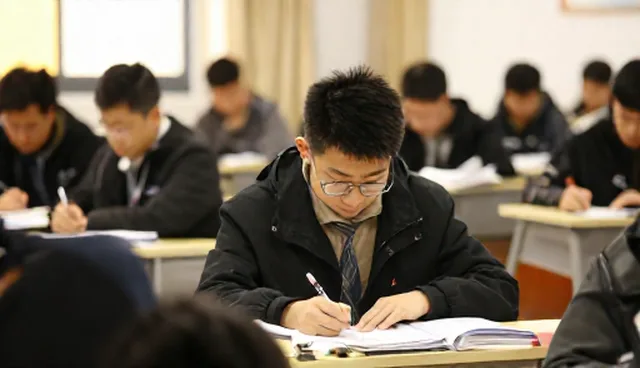 地区教育中的资源分配:集中投入与分散布局的取舍